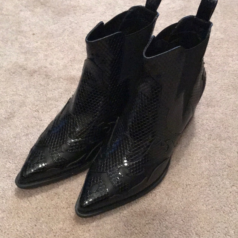 NEVER WORN black western detail pull on bootie